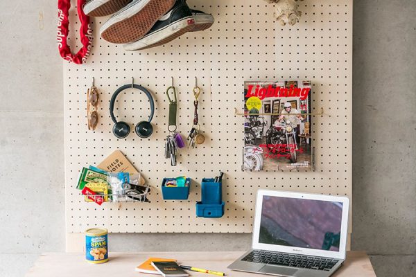 壁に穴をあけたくない! 2×4材と有孔ボードを使ったおしゃれ壁面収納をDIY!