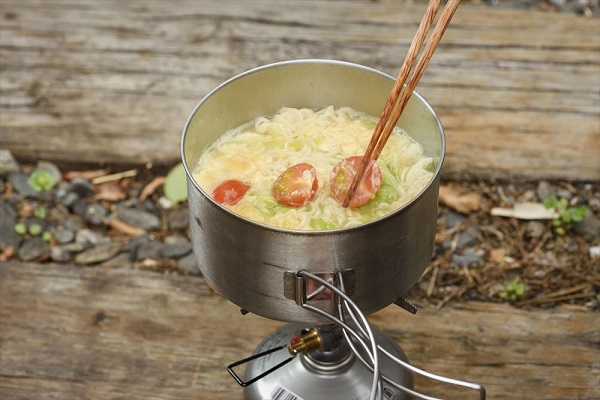 【思い出を彩る山ごはん】即席ラーメンをアレンジ!ほどよい酸味でリピ間違いナシ「トマト塩ラーメン」