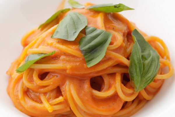 爽やかな酸味が決め手! 生トマトソースを使った王道パスタの作り方