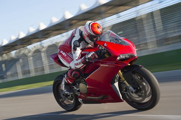 世界最高峰のスポーツバイクって、どんな乗り味なのか?【ドゥカティ・パニガーレ1299】