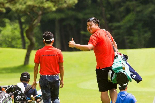 【ゴルフ】編集部員カネムラがツアーキャディに挑戦!【プレイヤーを支える相棒の仕事とは?】