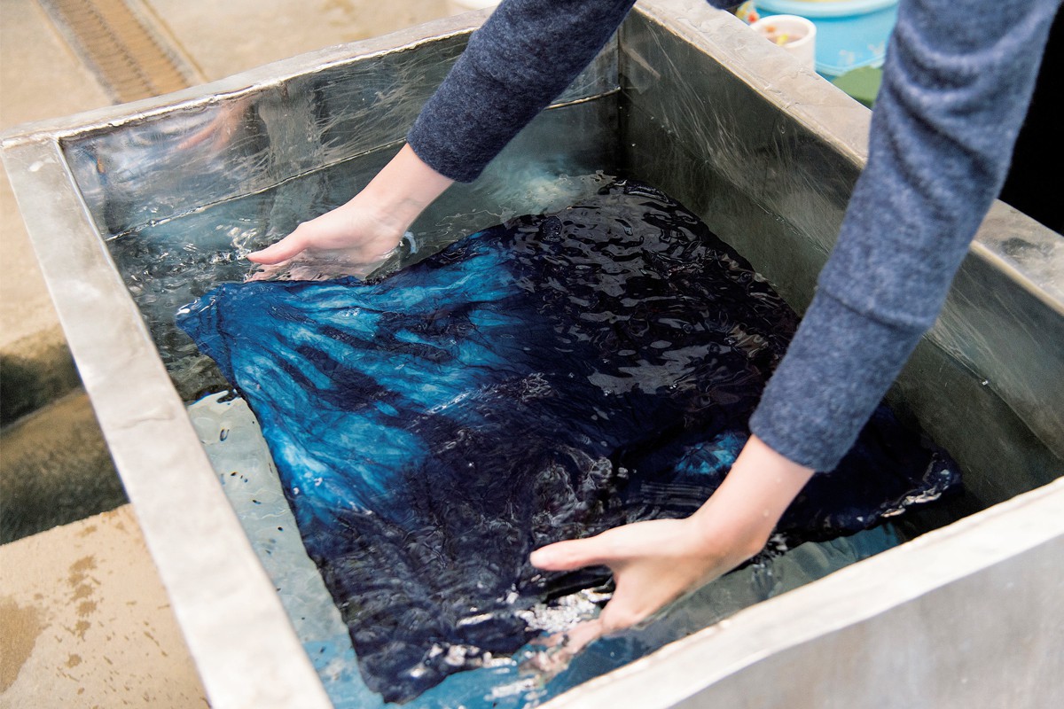 これぞ一期一会! 昔ながらの天然藍染を旅先・福岡で体験する