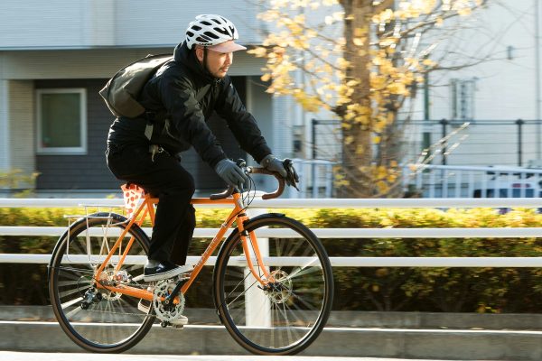 「ブルーラグ」が都会生活におけるスポーツバイクとファッションをつなぐ。