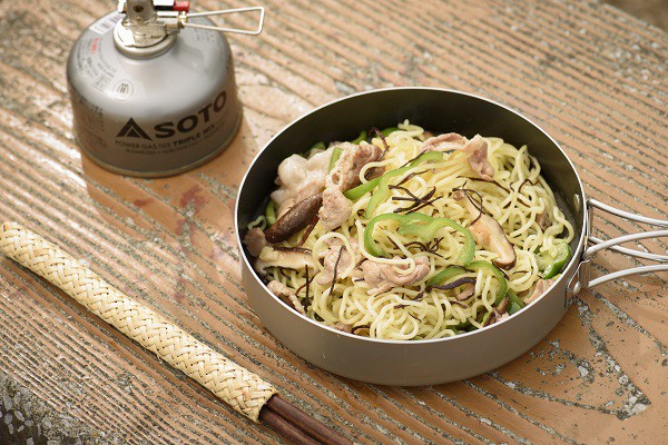 【思い出を彩る山ごはん】疲れた身体にぴったり!塩昆布でつくるカンタン焼きそば