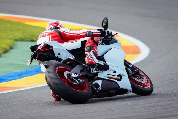 ベベルからMotoGPマシンまで「受け継がれる最速のDNA」【L型編(2)】