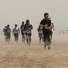 自給自足 がコンセプト 100 砂浜マラソン Running Style