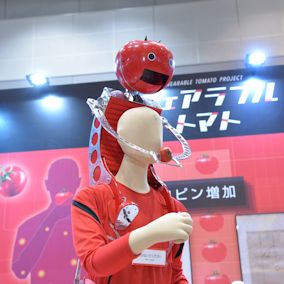 走りながらトマトが補給できるデバイス「ウェアラブルトマト」プロジェクト