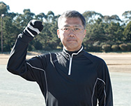 【フォームチェック&メニュー診断】Vol.098 右肩が下がるクセがみられます。体幹部を使えていないことが原因です