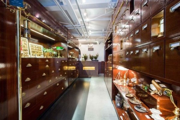 家具をプチリフォーム! 無垢の真鍮を使ったインテリアパーツ専門店へ行こう。(東京・表参道)