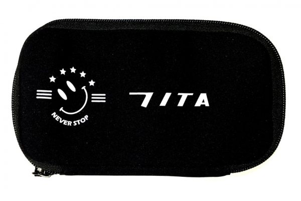 人気のカレッジ・スタイルのスマイル・デザインのスマートフォンポーチが登場