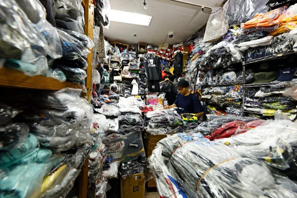 常時在庫は1万枚! 上野アメ横のスケートTee専門店に潜入。