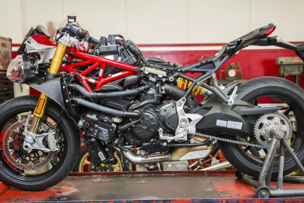 【DUCATI】その脱がせ方でスムーズに!? ドゥカティを丸裸SSモデルのポイント公開