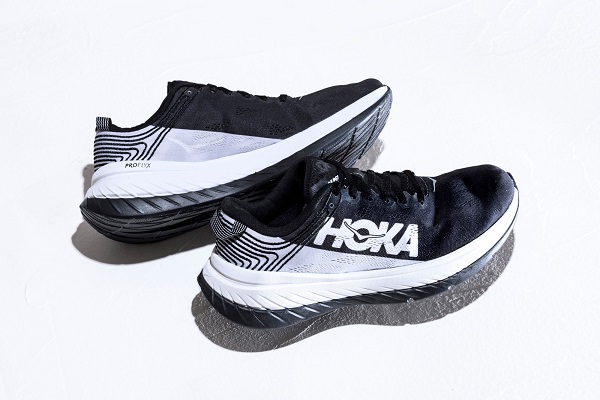 HOKA ONE ONEの最新テクノロジーを採用した「CARBONX（カーボンエックス）」にモノトーンの新色が登場！ | RUNNING style