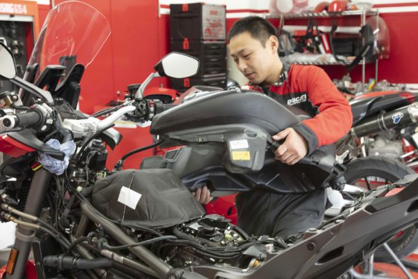 【ムルティストラーダ】巨漢のわりには、カウル外しは簡単かも?