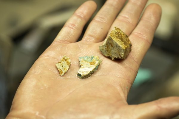 ただの石ころが宝石に変わる瞬間! ターコイズ製造現場に潜入。
