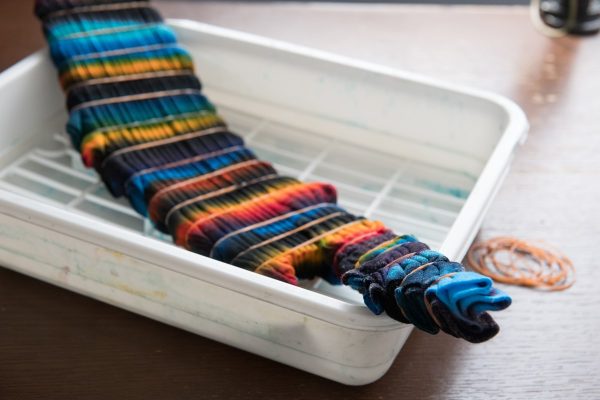 どことなく和のテイストが薫る、繊細なタイダイ染めの世界。