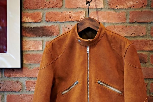 アディクトクローズジャパンのAD-05 Clubman Jacketのディアスキンスウェードは、着心地がクセになる。