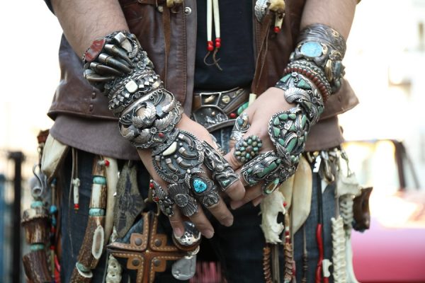 「BIGHAND ビッグハンド」のシルバーアクセサリーに魅せられた人々の、「甲冑」スタイルってなんだ?