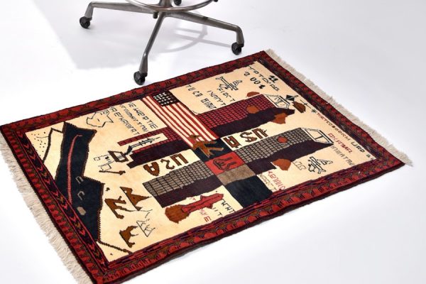 「戦争批判」を意味する過激な柄にノックアウト。アフガニスタン製のWAR RUG