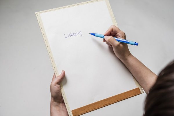 「TOTONOE」のキャリーボードは、屋外でメモをとる機会のある人にうってつけ。