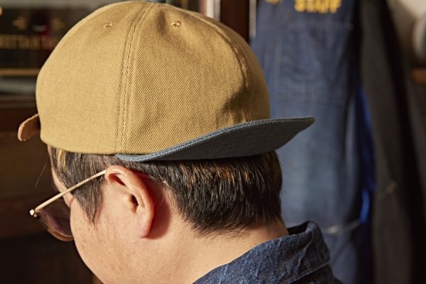 後ろ向きにかぶるのが正解!「マイティシャイン&ミスターファットマン」のブリッジキャップをかぶってみた。