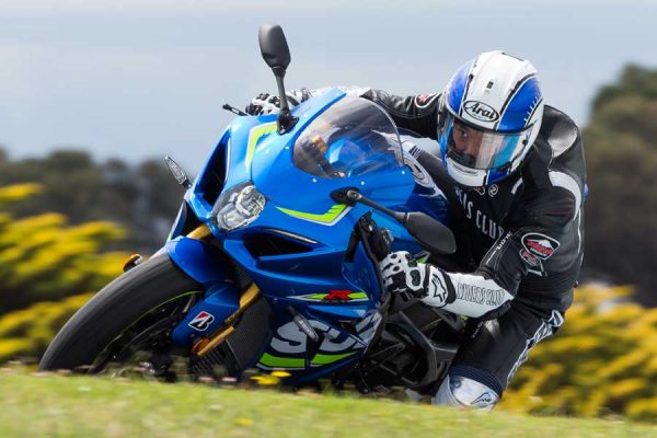 【17年衝撃のデビュー①・SUZUKI GSX-R1000R】そのコーナリングは、とても美しい……