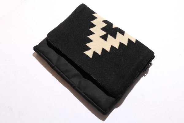 Lightning300号記念コラボアイテム「JELADO × Lightning BLANKET PC CASE」の1stサンプル到着!