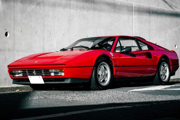 近年高騰している、傑作として名高いスモールフェラーリ「Ferrari 328GTB」でゆっくり走る。