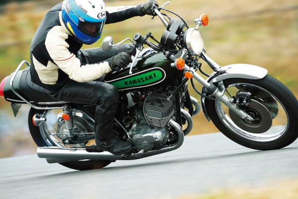 「KAWASAKI 500SS MACH III/1974(カワサキ・500SS マッハ III)」〜元祖2ストトリプルのエキゾーストノートに酔う〜【いま楽しめる名車たち】