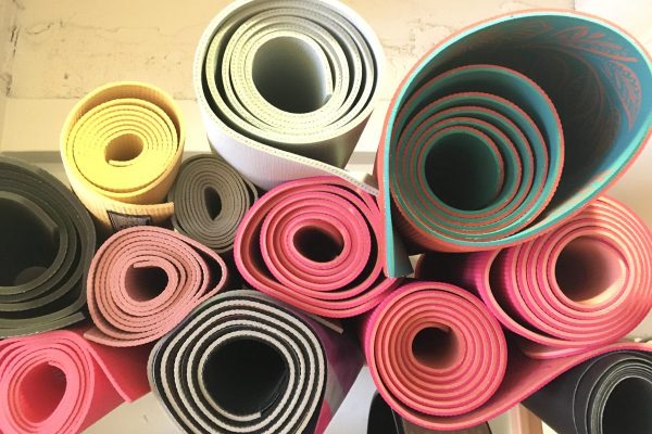 ヨガマットのお手入れどうしたらいい?安心してヨガを楽しむために知っておきたいこと