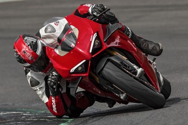 ドゥカティ初!! V型4気筒エンジンを搭載の衝撃-PANIGALE V4/S-【D/C SPECIAL ISSUE】