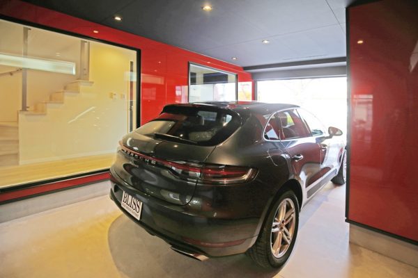 高級外車がバッチリ似合うワンランク上の高性能住宅が完成!この機会を見逃すな。