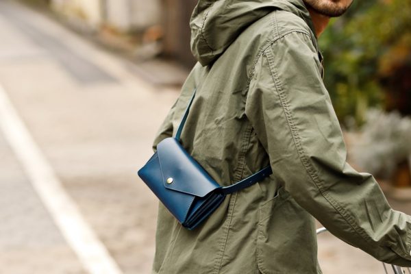 キャッシュレス時代にサイフも新しいカタチに。これからは背負うサイフで休日もスマートスタイル。