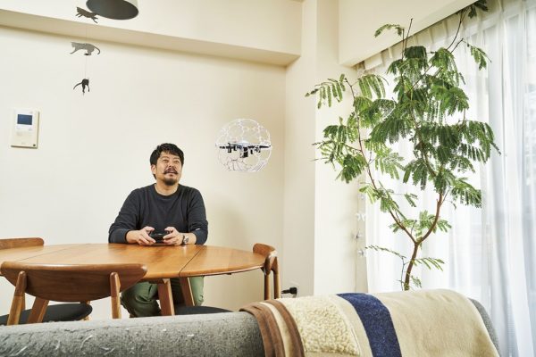 リビングが競技場! ミニサイズのドローンボールでドローンサッカー®を練習せよ。