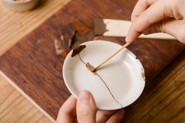 金継ぎのやり方とは? ヒビが装飾に生まれ変わる、割れた器を修復する方法。