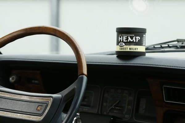 クルマの香りも’90年代リバイバル!? 「HEMPエアフレッシュナー」のカーフレグランスが今の気分。