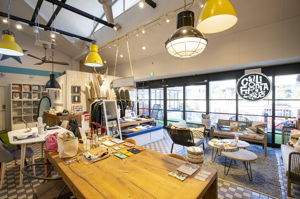 装い新たなスタイルとなった カリフォルニア工務店のnewショールーム Lightning
