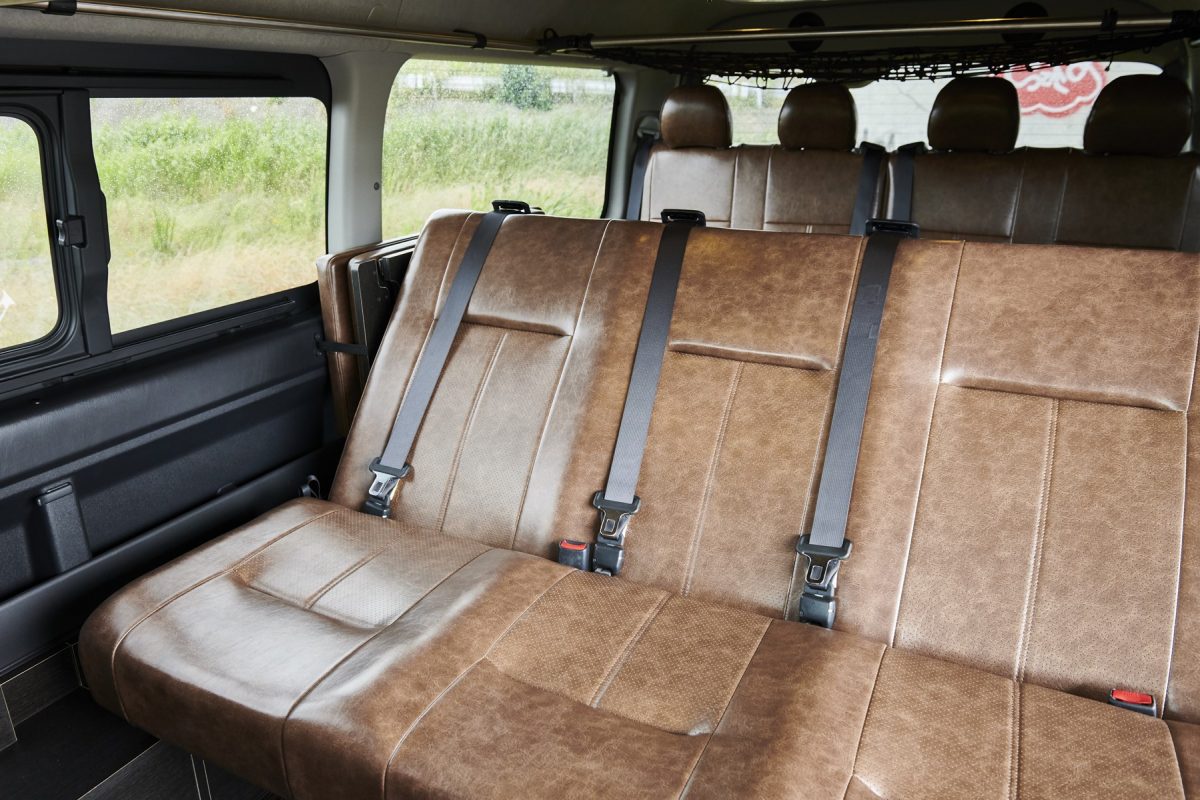 ハイエースもリフトアップしたオフローダーが最旬スタイル Lightning