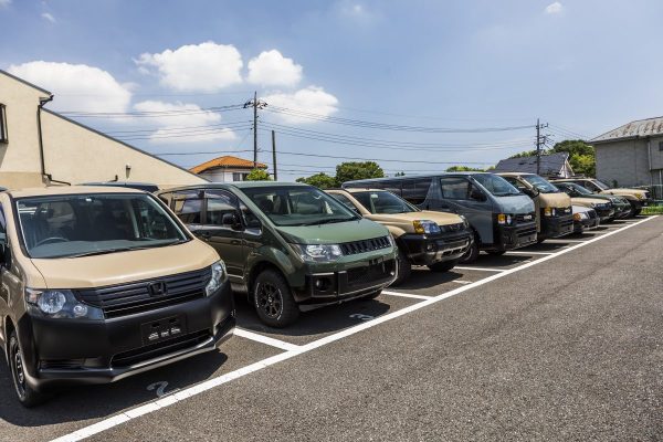 オフロード仕様にカスタムされた国産バン「デリカ」&「ステップワゴン」に注目!