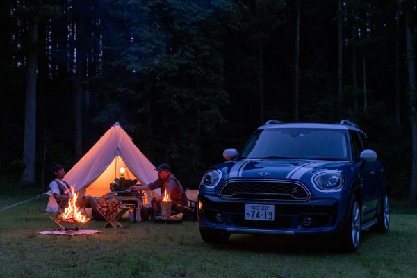 焚き火と肉とこだわりのキャンプギアと……傍らにMINI CROSSOVERがあるワクワクの1日