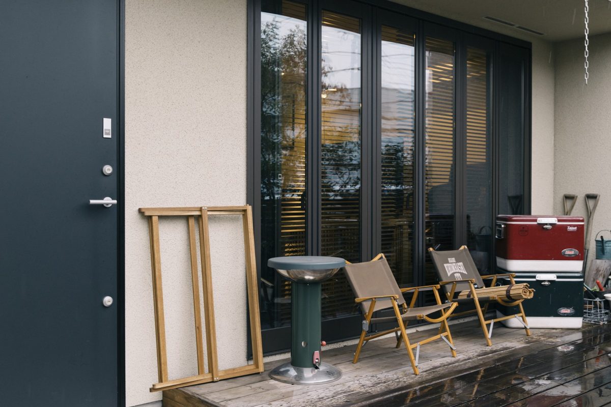 お手本にしたい家づくり 機能的なアウトドアギアがインテリアでも活躍する イナウト代表のプライベート空間 Lightning