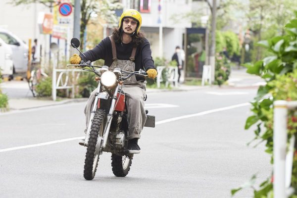 ラフな格好でサラッと跨って、サマになるのがVMXの魅力。|ホンダXL350