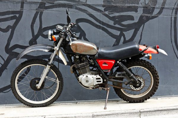 デウスの世界観ともマッチする! ヴィンテージパーツでカスタムしたモトクロスがカッコいい。