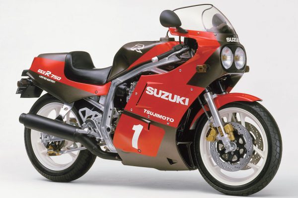軽量化と高出力エンジンの冷却を両立する魔法の杖! SUZUKI『油冷エンジン』物語