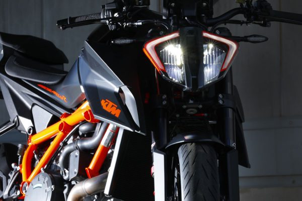 「THE BEAST」が日本上陸! 6代目となるKTM 1290 SUPER DUKE R その進化に迫る