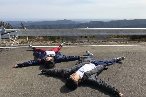 永瀬廉・伊藤健太郎が撮影の合間にひなたぼっこ!映画「弱虫ペダル」オフショット公開