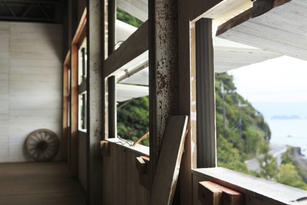 【リノベーション倉庫③】元・除虫菊の保管庫をリノベした、海沿いのトタン倉庫カフェ。|和歌山・有田