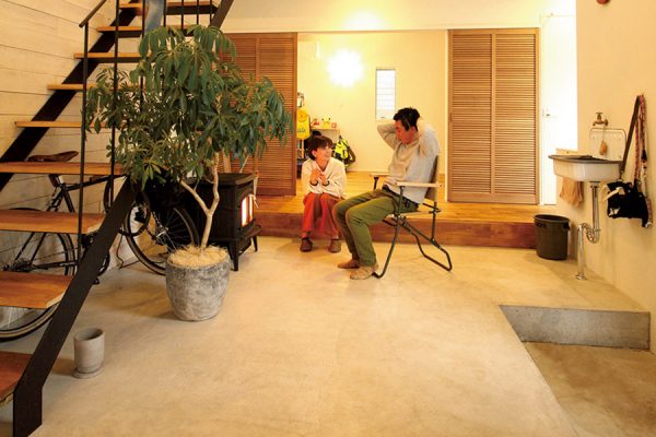 土間のある家には、自然と家族が集まる秘密があった|葉山エリア【エンケルヒュース】