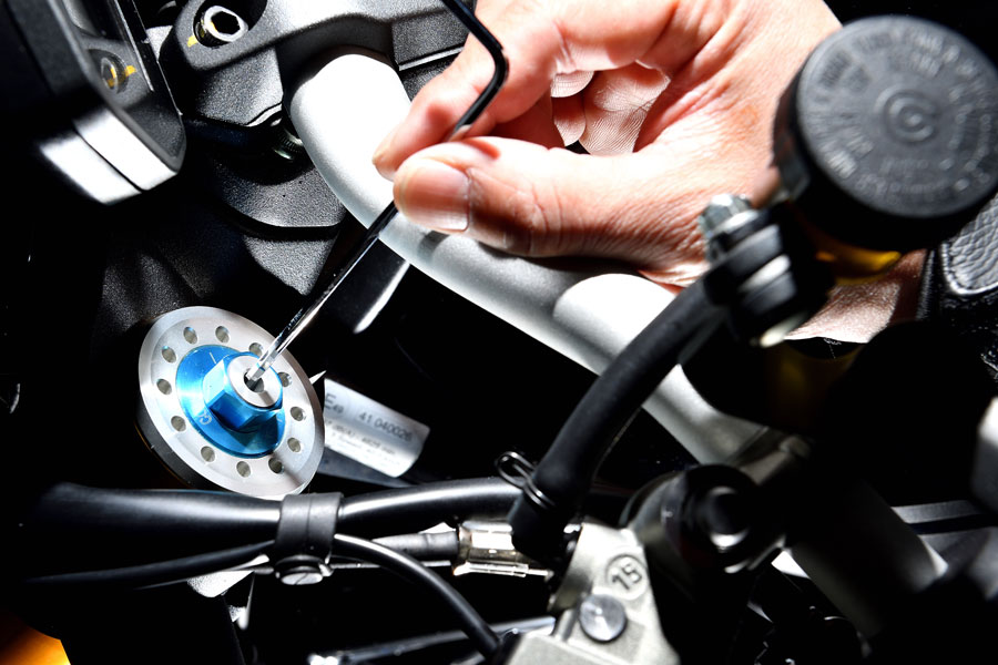 伸び側減衰力の強弱は誰でも体感できる 難しくないサスペンション入門 Riders Club