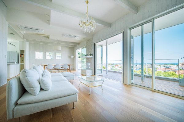 屋上ジャグジーにインナーテラス。リゾート感あふれる住まいに海外のゲストも大満足|葉山エリア【FORM GIVING】